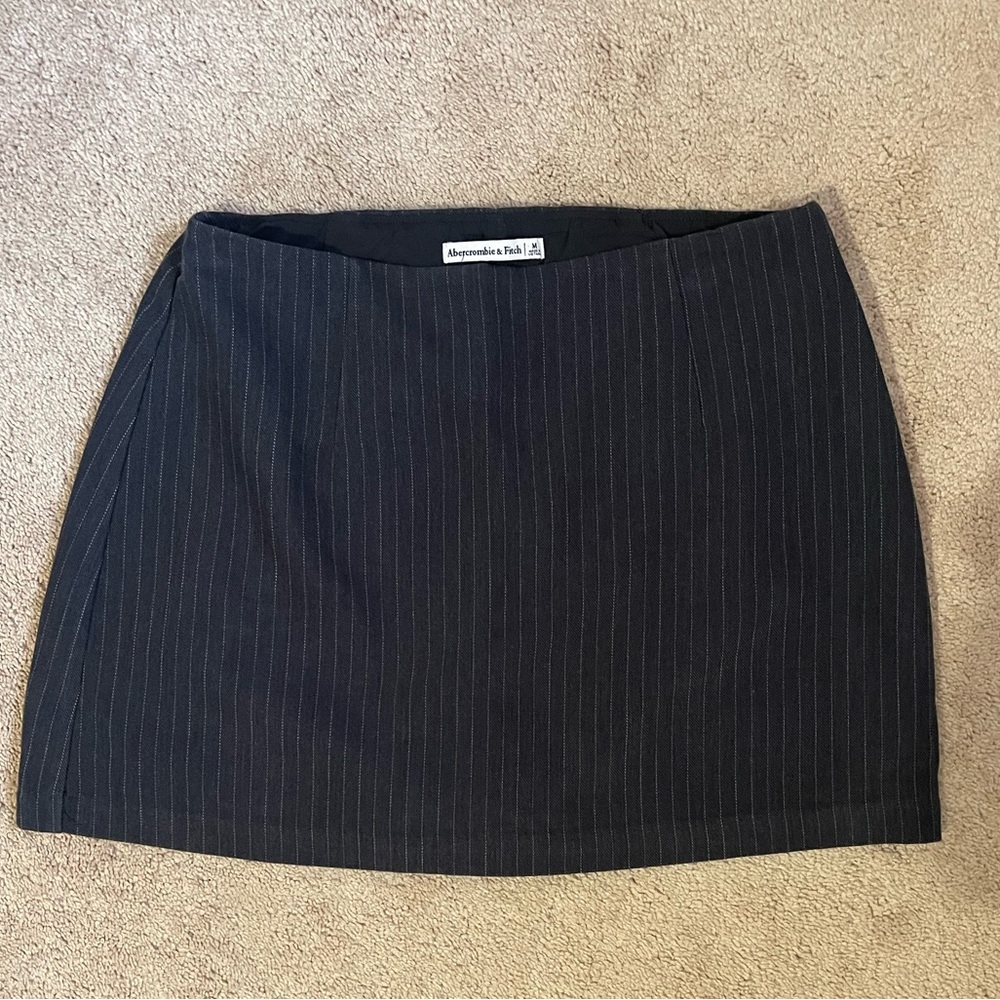The A&F Scarlett Mini Skort in M Navy Stripe